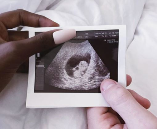 عبير سندر تُعلن حملها وتبكي فرحاً